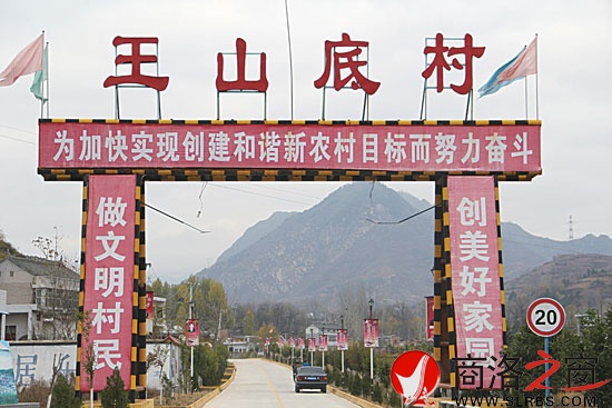 經(jīng)過全面普修，沙河子鎮(zhèn)王山底村的通村公路優(yōu)美整潔，成為一道亮麗風(fēng)景。
