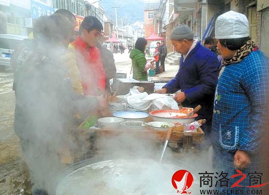 在熱氣騰騰的鍋邊，買羊肉套的食客排起了隊。