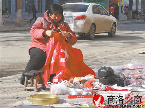 趁著陽光正好，擺地攤的老人不忘做做手工活。