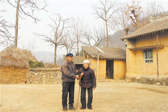 偌大的山嶺上，只留下南岳民和吳桂香夫婦倆孤獨的身影。