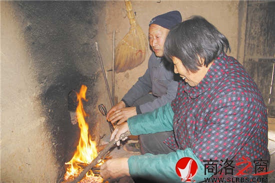 炕門(mén)里的熊熊火焰照亮了何萬(wàn)民與劉秋云夫婦的笑臉
