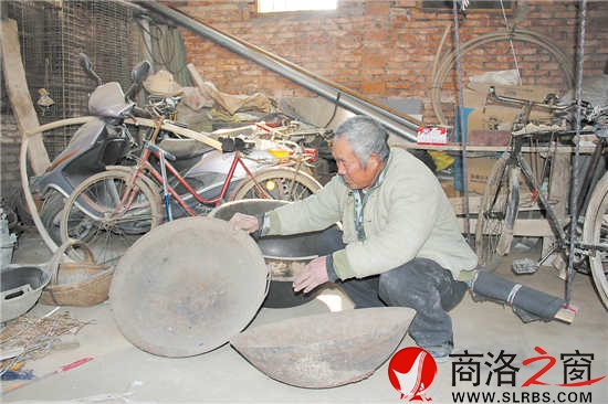 回憶起曾經(jīng)艱苦的歲月，付發(fā)喜老人難以忘懷補(bǔ)鍋時(shí)的場(chǎng)面。時(shí)間雖然過(guò)去了很久，但是曾經(jīng)補(bǔ)了又補(bǔ)的鍋一直被他珍藏。