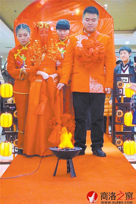 新娘跨火盆、過馬鞍，一生平平安安。
