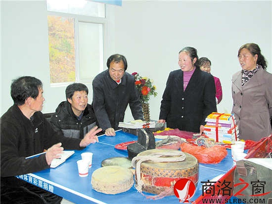 硯池河鎮(zhèn)自樂班成員在一起說戲文