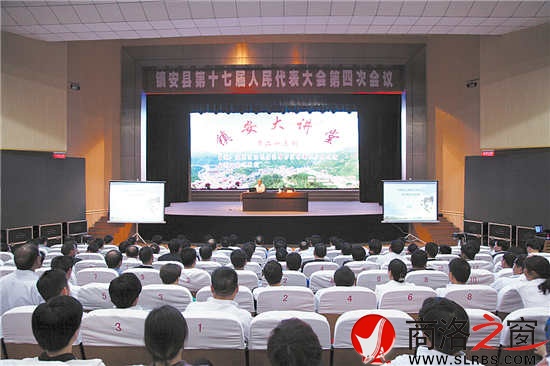 縣“兩會”期間，縣人大代表、政協(xié)委員聽棚改知識講座、議報告。