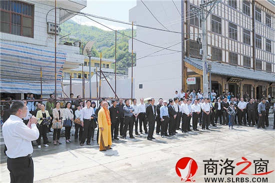 縣政協(xié)委員觀摩鎮(zhèn)云一體化建設(shè)工程、議報告。