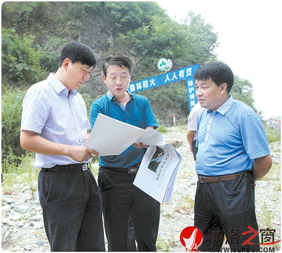 商洛市委常委、鎮(zhèn)安縣委書記李波（左），鎮(zhèn)安縣政府縣長璩澤濤（右）檢查指導(dǎo)重大項目建設(shè)工作。