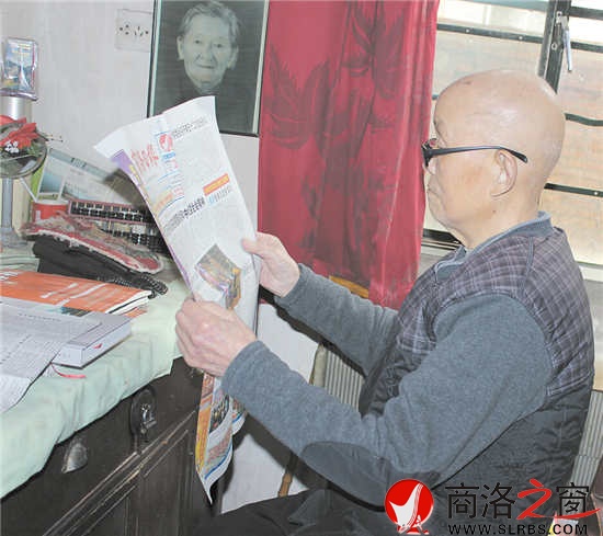 每天看電視、讀報(bào)瀏覽新聞是武長(zhǎng)茂老人雷打不動(dòng)的習(xí)慣。
