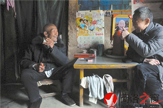 白天景老人接受采訪，暢談自己創(chuàng)作的快板。