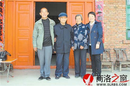 　張福秀老人身體尚好，與老伴相依相伴。得知我們要采訪張福秀，張福秀的女兒專程從西安趕回來。