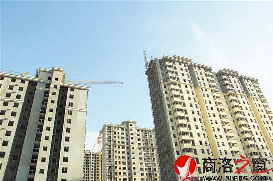 這些積累著建筑工人汗水和辛苦的高樓，在藍(lán)天白云的襯托下格外美麗璀璨，同時也印證了商洛發(fā)展的腳步，為商洛這座城市增光添彩。