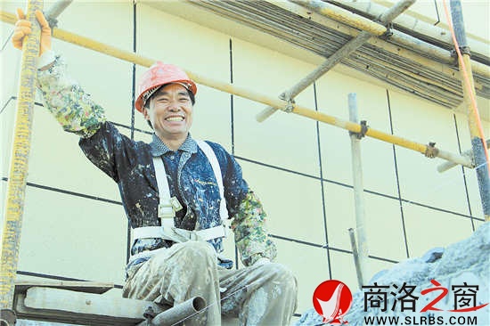 說起遠(yuǎn)方的家人，李義平的臉上不自覺地露出了甜甜的微笑。