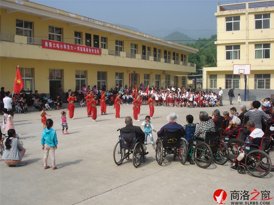 商鎮(zhèn)大峪小學(xué)在商山敬老院開展“筑夢”活動(dòng)慶祝六一兒童節(jié)