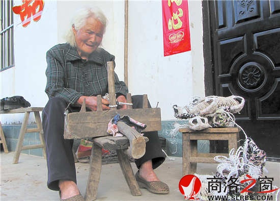 雖然已經(jīng)77歲高齡，但是繩索在唐翠花手上靈活自如地翻轉(zhuǎn)著，她的雙手長滿了厚厚的老繭。