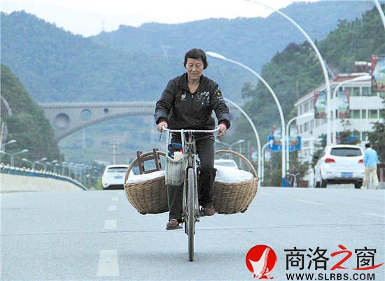 天空還未大亮，李建娥就已騎車帶著粽子到了丹江橋。