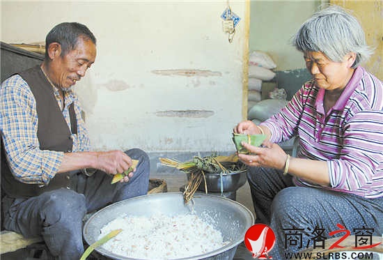 王紅計(jì)的老伴閑時(shí)也會(huì)幫他包上幾個(gè)，兩個(gè)人說說笑笑，也是一種陪伴。