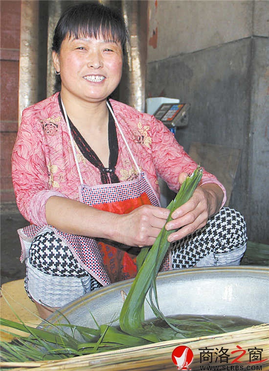 說到洗葉子也是一件辛苦活時(shí)，王文武的妻子笑著說，沒有包粽子辛苦。