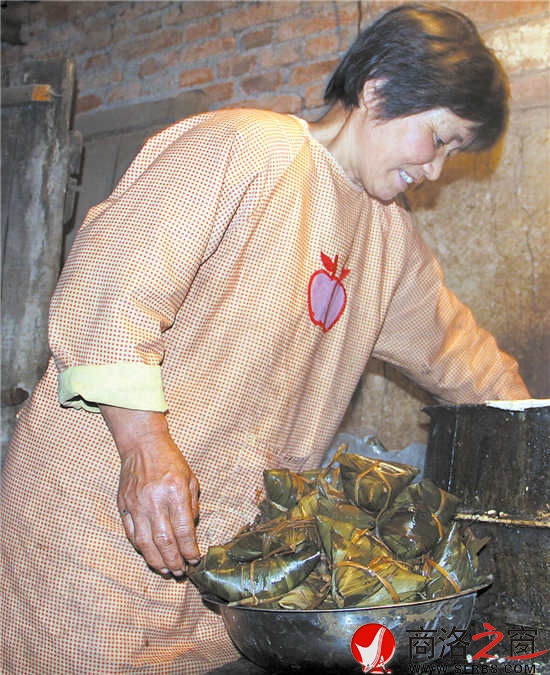 凌晨4:20，風(fēng)建霞正從鍋里往外撈粽子。