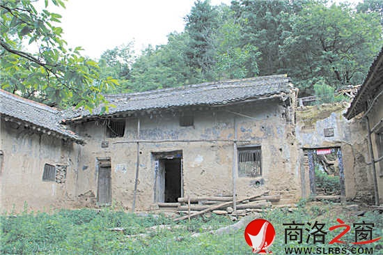 沿著崎嶇的山路，到處都是破舊的房屋、豬圈、狗窩，這些似乎都向外界訴說著昔日的繁華。