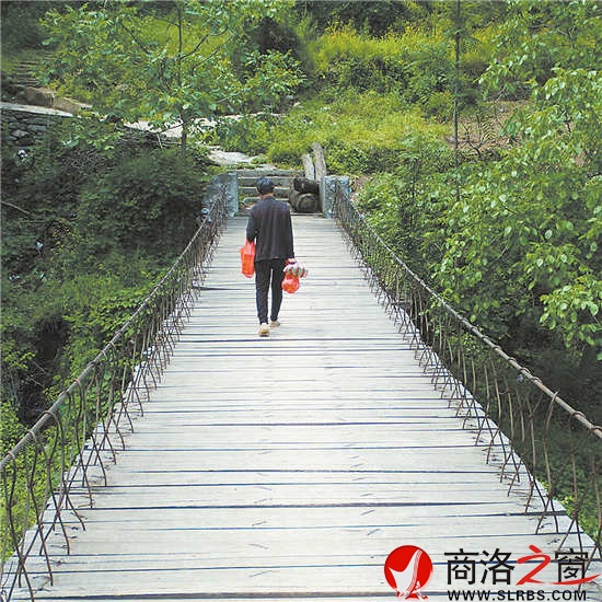 走在安靜的時(shí)光里。一座小橋，拉近了山的距離。