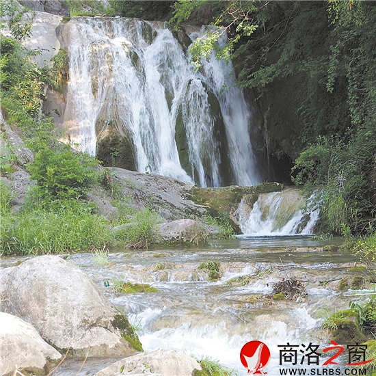 龍?zhí)?，飛瀑如鏈，潭水透澈，風(fēng)景如畫。