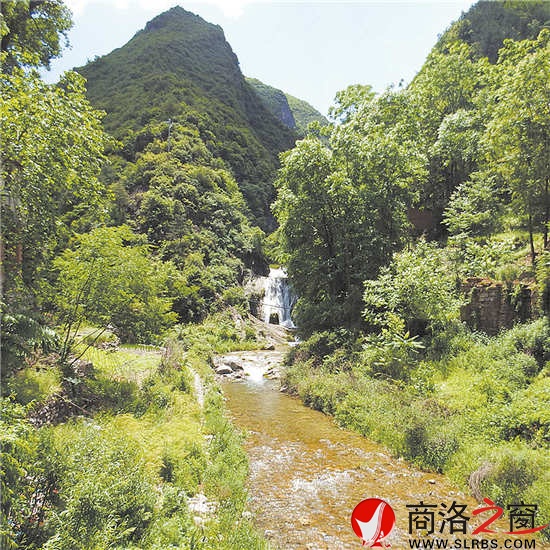 龍洞溝，一泓清泉蜿蜒而出，經(jīng)年清澈，四季不枯。
