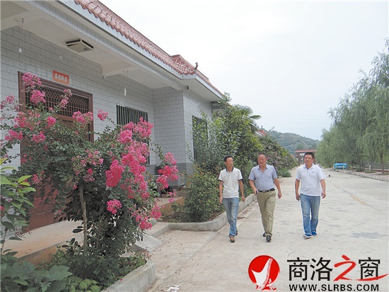 走在美麗的王山底村移民小區(qū)街道上，感受田園詩(shī)般的享受。