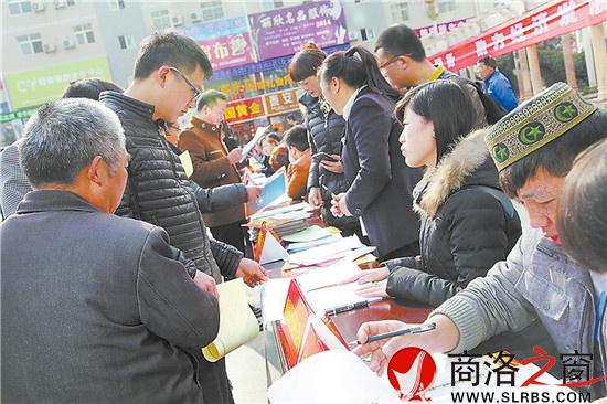 今年3月，鎮(zhèn)安舉行首場返鄉(xiāng)農(nóng)民工招聘會,2200余名農(nóng)民工入場登記，500多人達成就業(yè)意向。