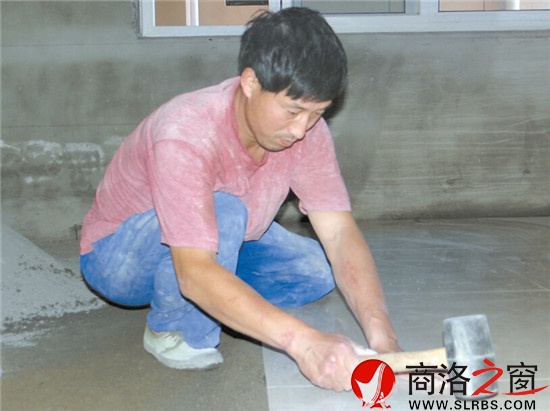 韓勇智干活認真細致，在業(yè)主間留下了很好的口碑，請他鋪地磚的住戶源源不斷，不少家裝公司也邀請他加入。